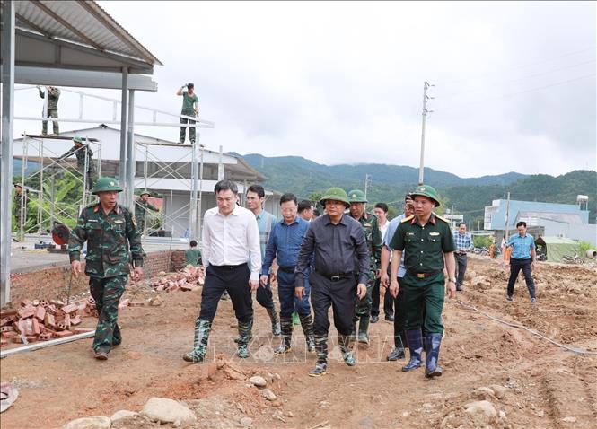 Bí thư Tỉnh ủy Lai Châu Lê Minh Ngân cùng đoàn công tác kiểm tra tiến độ xây dựng nhà và mặt bằng dành cho các hộ dân vùng lũ tại bản Sân Bay, xã Mường Than. Ảnh: Quý Trung – TTXVN