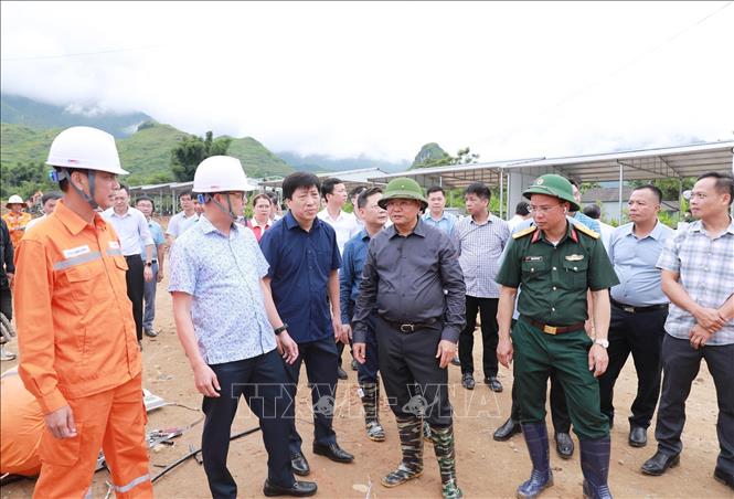 Bí thư Tỉnh ủy Lai Châu Lê Minh Ngân cùng đoàn công tác trao đổi với lãnh đạo Công ty Điện lực Lai Châu. Ảnh: Quý Trung – TTXVN