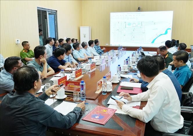 Bí thư Tỉnh ủy Lai Châu Lê Minh Ngân chỉ đạo công tác quy hoạch khu tái định cư cho hơn 300 hộ dân bị ảnh hưởng thiên tai tại các bản trên địa bàn xã Mường Than. Ảnh: Quý Trung - TTXVN