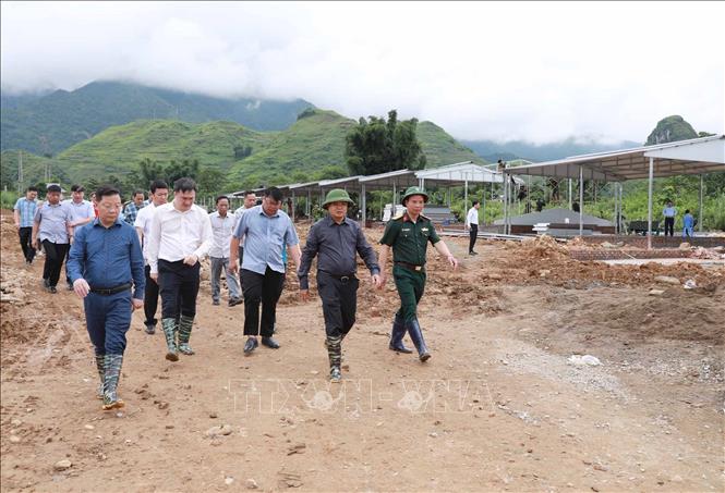 Bí thư Tỉnh ủy Lai Châu Lê Minh Ngân cùng đoàn công tác kiểm tra tiến độ xây dựng nhà và mặt bằng dành cho các hộ dân vùng lũ tại bản Sân Bay, xã Mường Than. Ảnh: Quý Trung – TTXVN