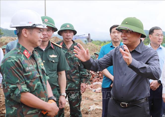 Bí thư Tỉnh ủy Lai Châu Lê Minh Ngân động viên lực lượng Quân đội đang thi công xây dựng nhà cho các hộ dân vùng lũ tại bản Sân Bay, xã Mường Than. Ảnh: Quý Trung – TTXVN