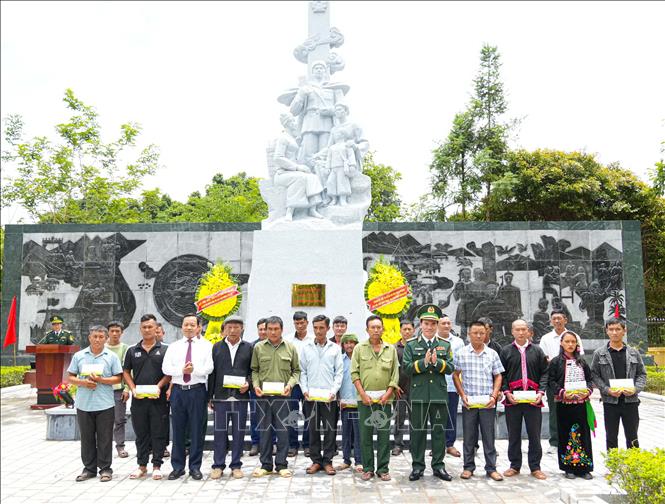 Trao 50 suất quà cho các hộ gia đình chính sách trên địa bàn xã Sin Thầu. Ảnh: Phan Quân - TTXVN