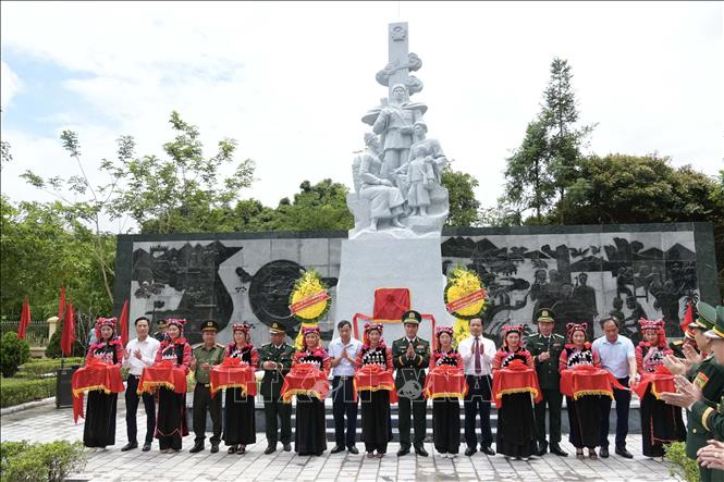 Trung tướng Vũ Trung Kiên, Ủy viên Trung ương Đảng, Tư lệnh Bộ đội Biên phòng cùng lãnh đạo tỉnh Điện Biên thực hiện nghi lễ cắt băng khánh thành công trình. Ảnh: Phan Quân - TTXVN