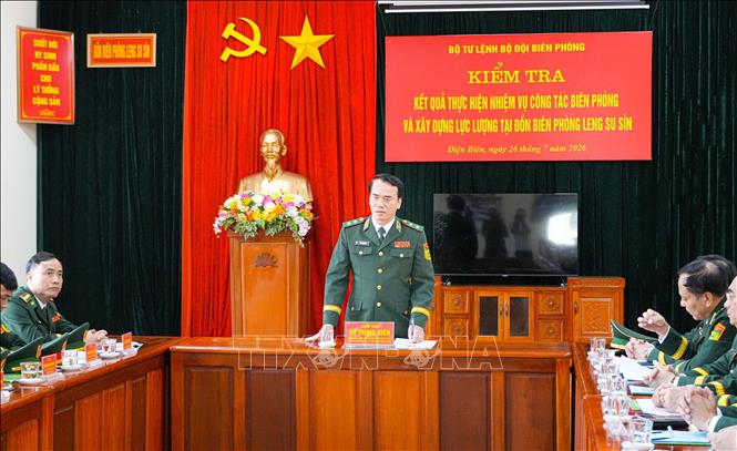 Trung tướng Vũ Trung Kiên, Ủy viên Trung ương Đảng, Tư lệnh Bộ đội Biên phòng cùng đoàn công tác thăm cán bộ, chiến sĩ Đồn Biên phòng Seng Su Sìn. Ảnh: Phan Quân - TTXVN