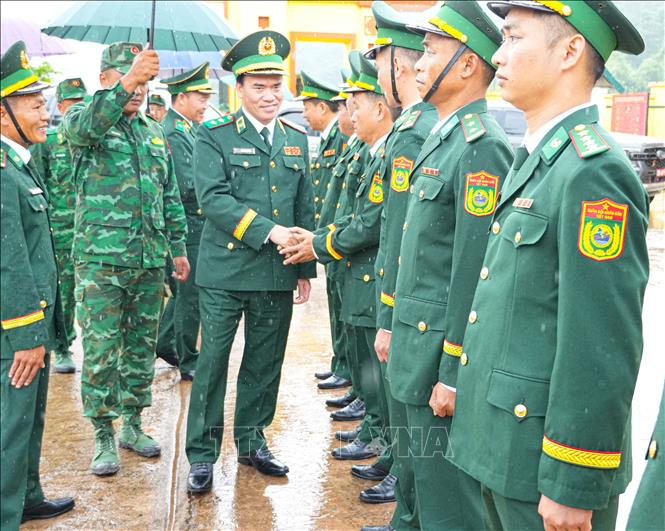 Trung tướng Vũ Trung Kiên, Ủy viên Trung ương Đảng, Tư lệnh Bộ đội Biên phòng cùng đoàn công tác thăm cán bộ, chiến sĩ Đồn Biên phòng Seng Su Sìn. Ảnh: Phan Quân - TTXVN