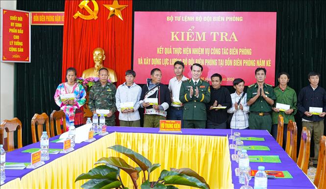 Trung tướng Vũ Trung Kiên, Ủy viên Trung ương Đảng, Tư lệnh Bộ đội Biên phòng cùng đoàn công tác thăm, tặng quà hộ nghèo, gia đình chính sách xã Nậm Kè. Ảnh: Phan Quân - TTXVN