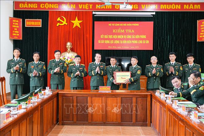 Trung tướng Vũ Trung Kiên, Ủy viên Trung ương Đảng, Tư lệnh Bộ đội Biên phòng cùng đoàn công tác thăm, tặng quà Đồn Biên phòng Leng Su Sìn, tỉnh Điện Biên. Ảnh: Phan Quân - TTXVN