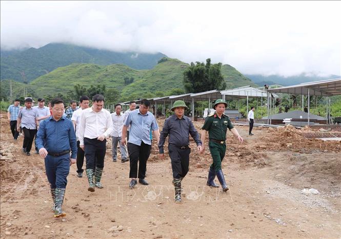 Bí thư Tỉnh ủy Lai Châu Lê Minh Ngân kiểm tra tiến độ xây dựng nhà dành cho các hộ dân vùng lũ tại bản Sân Bay, xã Mường Than. Ảnh: Quý Trung – TTXVN