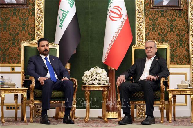 Thủ tướng Iraq Ali al-Zaidi (trái) và Tổng thống Iran Masoud Pezeshkian tại cuộc gặp ở Tehran ngày 23/7/2026. Ảnh: THX/TTXVN phát