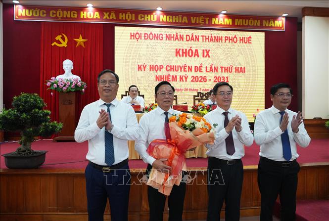 Thường trực Thành ủy Huế tặng hoa chúc mừng đ/c Lê Trí Thanh, tân Chủ tịch UBND thành phố Huế. Ảnh: Nguyên Lý - TTXVN