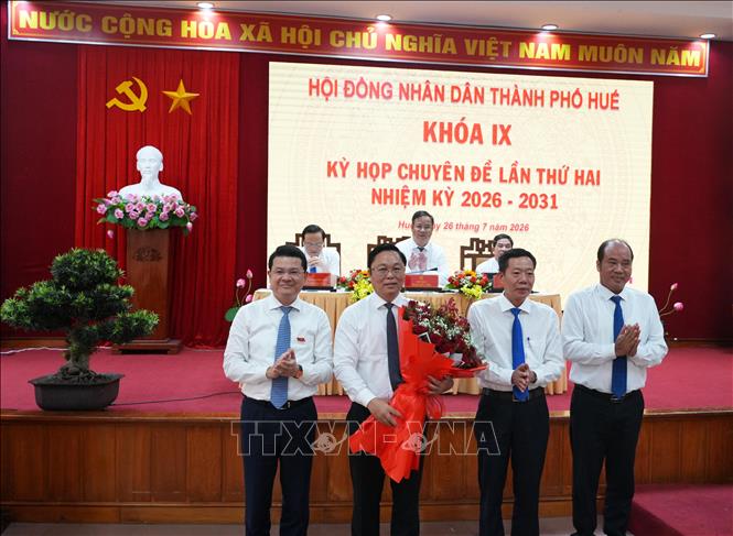 Các lãnh đạo UBND thành phố Huế tặng hoa chúc mừng đ/c Lê Trí Thanh, tân Chủ tịch UBND thành phố Huế. Ảnh: Nguyên Lý - TTXVN