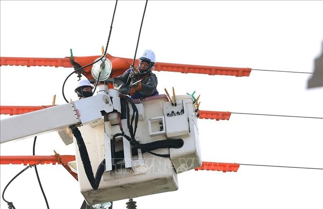 Ứng dụng công nghệ sửa chữa điện nóng (hotline) ở đường dây hạ thế xã Minh Tân, tỉnh Ninh Bình. Ảnh: Vũ Sinh - TTXVN