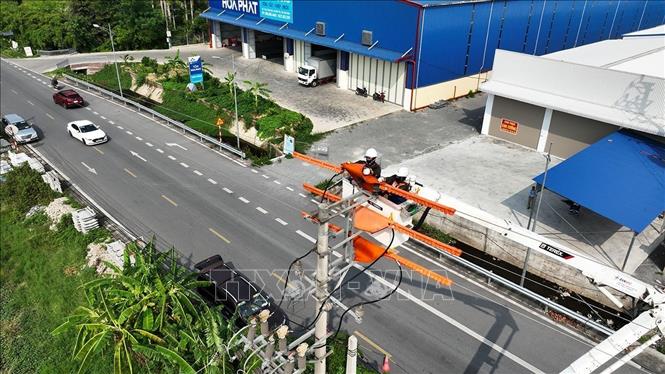 Ứng dụng công nghệ sửa chữa điện nóng (hotline) ở đường dây hạ thế xã Minh Tân, tỉnh Ninh Bình. Ảnh: Vũ Sinh - TTXVN
