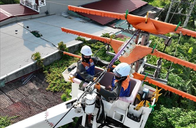 Ứng dụng công nghệ sửa chữa điện nóng (hotline) ở đường dây hạ thế xã Minh Tân, tỉnh Ninh Bình. Ảnh: Vũ Sinh - TTXVN