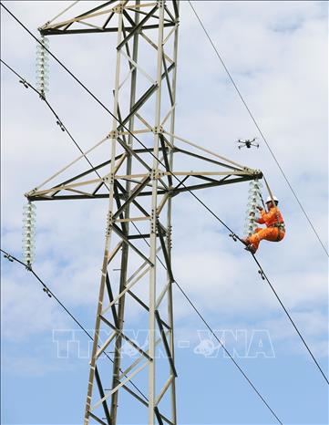 Sử dụng thiết bị flycam vào kiểm tra, giám sát trên tuyến đường dây trung áp, xã Hải Quang, tỉnh Ninh Bình khi đang thực hiện công tác bảo dưỡng. Ảnh: Vũ Sinh - TTXVN