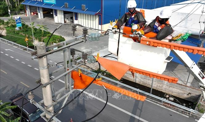 Ứng dụng công nghệ sửa chữa điện nóng (hotline) ở đường dây hạ thế xã Minh Tân, tỉnh Ninh Bình. Ảnh: Vũ Sinh - TTXVN