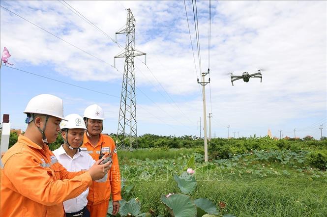 Sử dụng thiết bị flycam vào kiểm tra, giám sát trên tuyến đường dây trung áp và hạ áp, xã Hải Quang, tỉnh Ninh Bình khi đang vận hành. Ảnh: Vũ Sinh - TTXVN