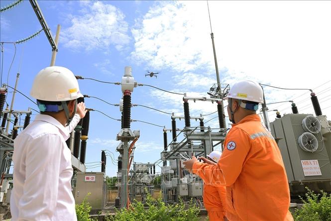 Sử dụng thiết bị Flycam vào kiểm tra, giám sát ở trạm biến áp 110kV, xã Hải Quang, tỉnh Ninh Bình khi đang vận hành. Ảnh: Vũ Sinh - TTXVN