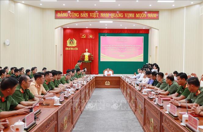 Quang cảnh buổi lễ báo cáo về chiến công phá án bắt giữ 40 đối tượng lừa đảo trên không gian mạng của Công an tỉnh Lai Châu. Ảnh: Quý Trung - TTXVN