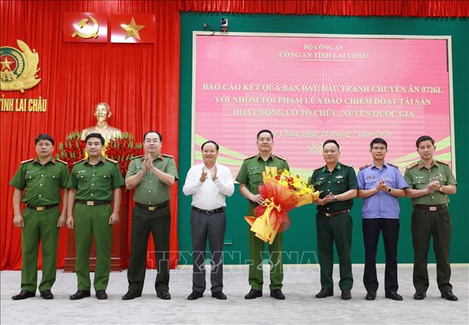 Bí thư Tỉnh ủy Lai Châu, Lê Minh Ngân chúc mừng chiến công của Công an Lai Châu và lực Bộ đội Biên phòng Lai Châu. Ảnh: Quý Trung – TTXVN