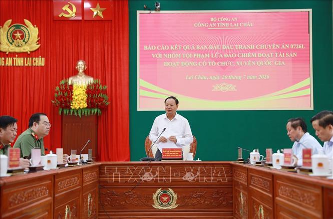 Bí thư Tỉnh ủy Lai Châu, Lê Minh Ngân phát biểu chúc mừng chiến công Công an Lai Châu và Bộ đội Biên phòng Lai Châu. Ảnh: Quý Trung – TTXVN