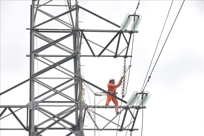 Công tác chuẩn bị để thực hiện vệ sinh sứ cách điện trên đường dây 110kV ở xã Hải Quang, tỉnh Ninh Bình. Ảnh: Vũ Sinh - TTXVN