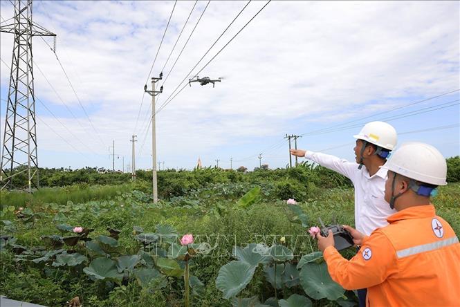 Sử dụng thiết bị flycam vào kiểm tra, giám sát trên tuyến đường dây trung áp và hạ áp, xã Hải Quang, tỉnh Ninh Bình khi đang vận hành. Ảnh: Vũ Sinh - TTXVN