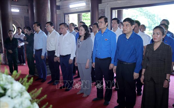 Phó Chủ tịch nước Võ Thị Ánh Xuân và đoàn công tác bày tỏ lòng biết ơn sâu sắc trước sự hy sinh to lớn của các thế hệ đi trước. Ảnh: Văn Tý-TTXVN