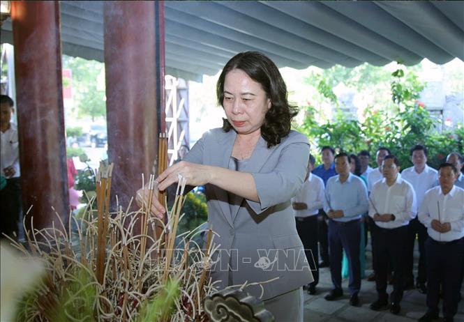 Phó Chủ tịch nước Võ Thị Ánh Xuân dâng hương tưởng niệm các Anh hùng liệt sĩ tại Khu Di tích lịch sử Quốc gia Truông Bồn (Nghệ An). Ảnh: Văn Tý-TTXVN
