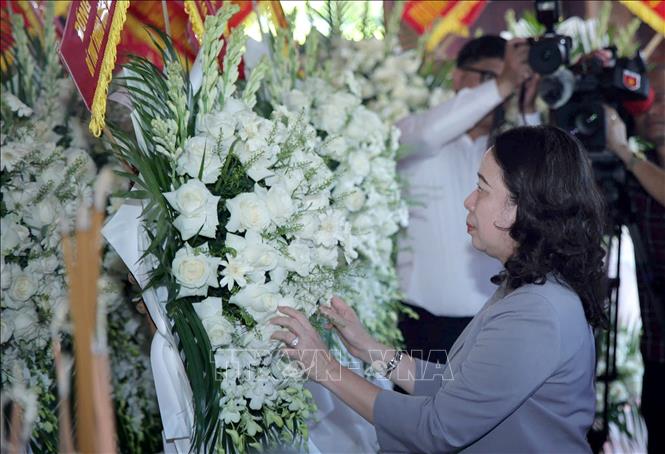 Phó Chủ tịch nước Võ Thị Ánh Xuân dâng hoa tưởng niệm các Anh hùng liệt sĩ tại Khu Di tích lịch sử Quốc gia Truông Bồn (Nghệ An). Ảnh: Văn Tý-TTXVN