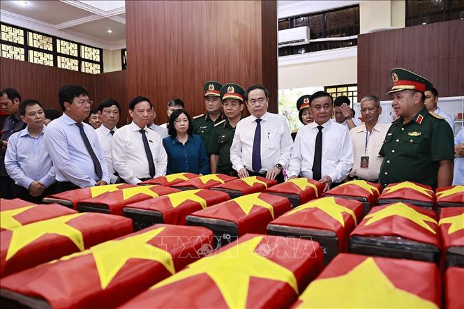 Chủ tịch Quốc hội Trần Thanh Mẫn, Thường trực Ban Bí thư Trần Cẩm Tú và đại biểu tưởng niệm các liệt sĩ tại Nhà quàn hài cốt liệt sĩ. Ảnh: Doãn Tấn - TTXVN
