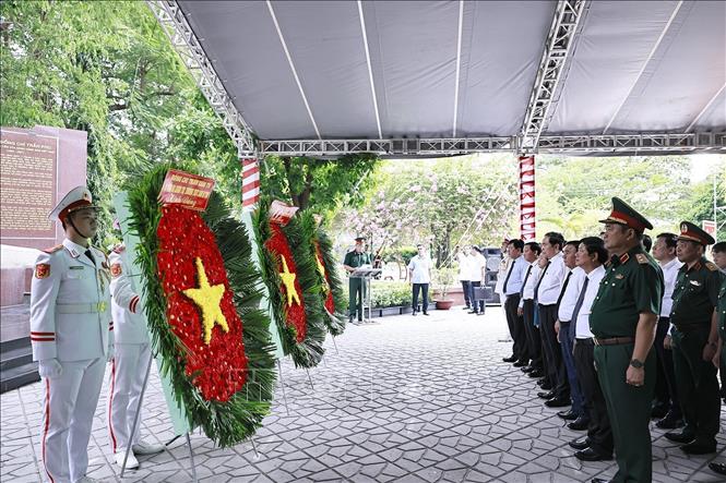 Chủ tịch Quốc hội Trần Thanh Mẫn và Thường trực Ban Bí thư Trần Cẩm Tú dâng hoa, dâng hương tại Tượng đài cố Tổng Bí thư Trần Phú. Ảnh: Doãn Tấn - TTXVN