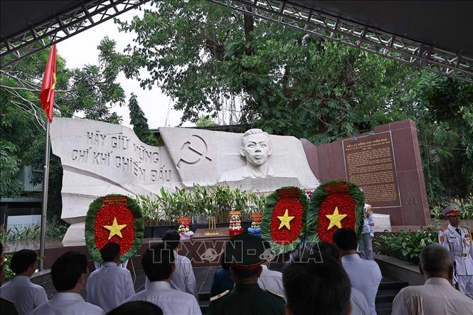 Chủ tịch Quốc hội Trần Thanh Mẫn dâng hoa, dâng hương tại Tượng đài cố Tổng Bí thư Trần Phú. Ảnh: Doãn Tấn - TTXVN