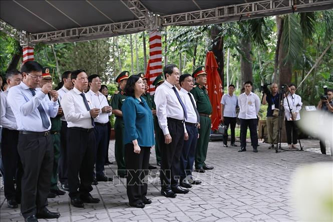 Chủ tịch Quốc hội Trần Thanh Mẫn và Thường trực Ban Bí thư Trần Cẩm Tú dâng hoa, dâng hương tại Tượng đài cố Tổng Bí thư Trần Phú. Ảnh: Doãn Tấn - TTXVN