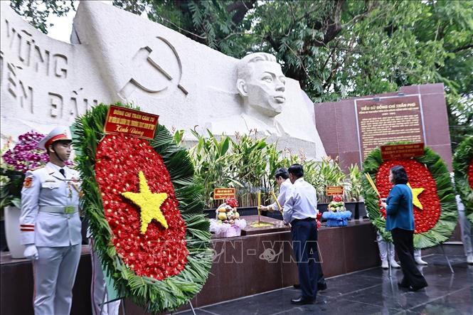 Chủ tịch Quốc hội Trần Thanh Mẫn dâng hoa, dâng hương tại Tượng đài cố Tổng Bí thư Trần Phú. Ảnh: Doãn Tấn - TTXVN