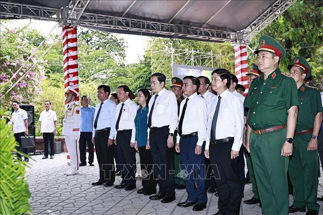 Chủ tịch Quốc hội Trần Thanh Mẫn và Thường trực Ban Bí thư Trần Cẩm Tú dâng hoa, dâng hương tại Tượng đài cố Tổng Bí thư Trần Phú. Ảnh: Doãn Tấn - TTXVN