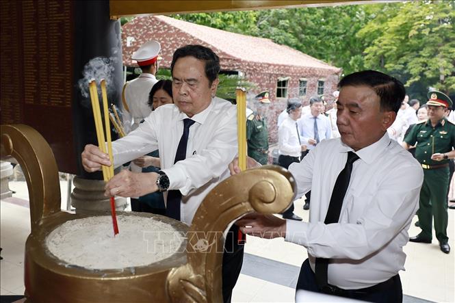 Chủ tịch Quốc hội Trần Thanh Mẫn và Thường trực Ban Bí thư Trần Cẩm Tú dâng hương tại Nhà bia tưởng niệm ghi danh liệt sĩ Quận 10. Ảnh: Doãn Tấn - TTXVN