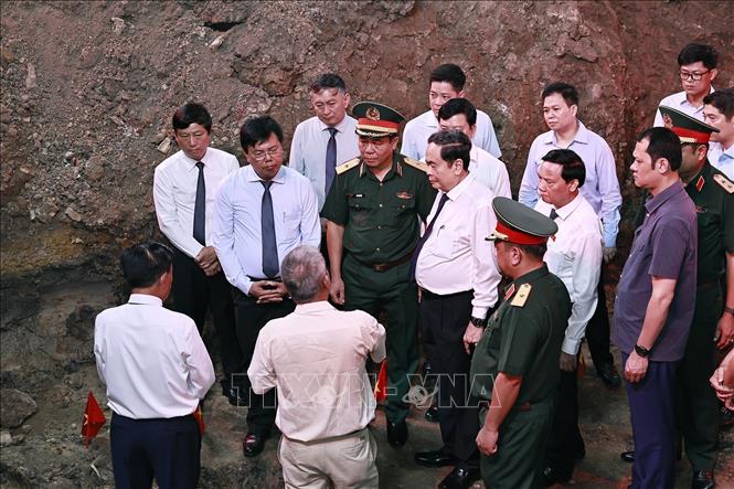 Chủ tịch Quốc hội Trần Thanh Mẫn và Thường trực Ban Bí thư Trần Cẩm Tú thăm khu vực tìm kiếm, quy tập hài cốt liệt sĩ tại Công viên Lê Thị Riêng. Ảnh: Doãn Tấn - TTXVN