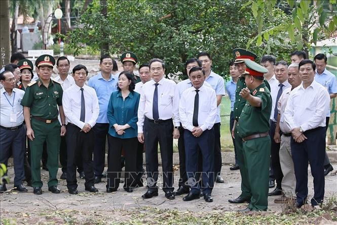 Chủ tịch Quốc hội Trần Thanh Mẫn và Thường trực Ban Bí thư Trần Cẩm Tú thăm, động viên các lực lượng tham gia tìm kiếm, quy tập hài cốt liệt sĩ tại Công viên Lê Thị Riêng (Thành phố Hồ Chí Minh). Ảnh: Doãn Tấn - TTXVN