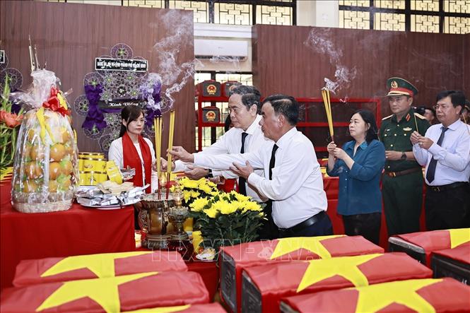 Chủ tịch Quốc hội Trần Thanh Mẫn, Thường trực Ban Bí thư Trần Cẩm Tú và đại biểu dâng hương tưởng niệm các liệt sĩ tại Nhà quàn hài cốt liệt sĩ. Ảnh: Doãn Tấn - TTXVN