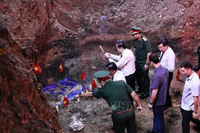 Chủ tịch Quốc hội Trần Thanh Mẫn và Thường trực Ban Bí thư Trần Cẩm Tú thăm khu vực tìm kiếm, quy tập hài cốt liệt sĩ tại Công viên Lê Thị Riêng. Ảnh: Doãn Tấn - TTXVN