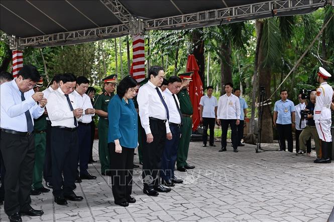 Chủ tịch Quốc hội Trần Thanh Mẫn và Thường trực Ban Bí thư Trần Cẩm Tú dâng hoa, dâng hương tại Tượng đài cố Tổng Bí thư Trần Phú. Ảnh: Doãn Tấn - TTXVN
