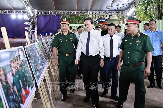 Chủ tịch Quốc hội Trần Thanh Mẫn và Thường trực Ban Bí thư Trần Cẩm Tú xem một số hình ảnh về công tác tìm kiếm, quy tập hài cốt liệt sĩ tại Công viên Lê Thị Riêng (Thành phố Hồ Chí Minh). Ảnh: Doãn Tấn - TTXVN