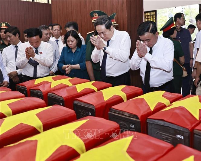 Chủ tịch Quốc hội Trần Thanh Mẫn, Thường trực Ban Bí thư Trần Cẩm Tú và các đại biểu tưởng niệm các liệt sĩ tại Nhà quàn hài cốt các liệt sĩ. Ảnh: Doãn Tấn - TTXVN