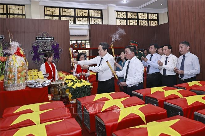 Chủ tịch Quốc hội Trần Thanh Mẫn, Thường trực Ban Bí thư Trần Cẩm Tú dâng hương tại Nhà quàn hài cốt các liệt sĩ. Ảnh: Doãn Tấn - TTXVN