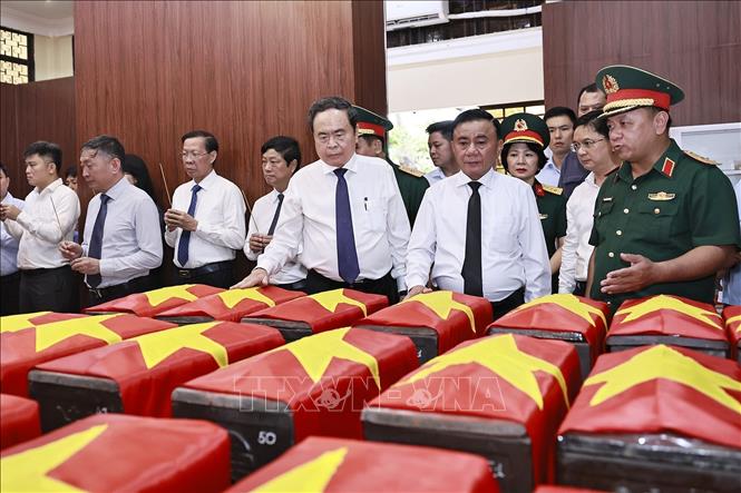 Chủ tịch Quốc hội Trần Thanh Mẫn, Thường trực Ban Bí thư Trần Cẩm Tú và đại biểu dâng hương tưởng niệm các liệt sĩ tại Nhà quàn hài cốt liệt sĩ. Ảnh: Doãn Tấn - TTXVN