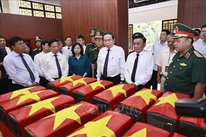 Chủ tịch Quốc hội Trần Thanh Mẫn, Thường trực Ban Bí thư Trần Cẩm Tú và đại biểu dâng hoa, dâng hương tưởng niệm các liệt sĩ tại Nhà quàn hài cốt liệt sĩ. Ảnh: Doãn Tấn - TTXVN