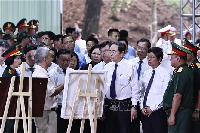 Chủ tịch Quốc hội Trần Thanh Mẫn và Thường trực Ban Bí thư Trần Cẩm Tú xem một số hình ảnh về công tác tìm kiếm, quy tập hài cốt liệt sĩ tại Công viên Lê Thị Riêng (Thành phố Hồ Chí Minh). Ảnh: Doãn Tấn - TTXVN