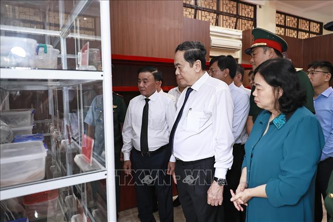 Chủ tịch Quốc hội Trần Thanh Mẫn và Thường trực Ban Bí thư Trần Cẩm Tú xem những di vật tìm được trong quá trình tìm kiếm, quy tập hài cốt liệt sĩ tại Công viên Lê Thị Riêng. Ảnh: Doãn Tấn - TTXVN