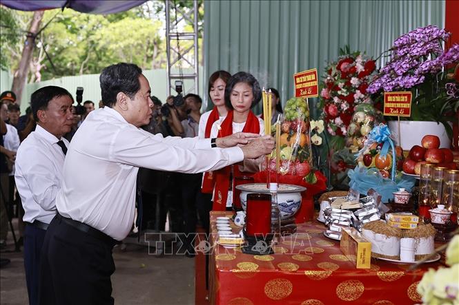 Chủ tịch Quốc hội Trần Thanh Mẫn và Thường trực Ban Bí thư Trần Cẩm Tú dâng hương tại Công viên Lê Thị Riêng (Thành phố Hồ Chí Minh). Ảnh: Doãn Tấn - TTXVN